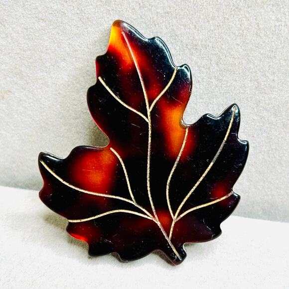 Unbraded Jewelry - Vintage Resin Maple Leaf Pendant
